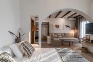 Habitación con cama y sala de estar. en The Artemis Hotel, en Agia Anna de Naxos