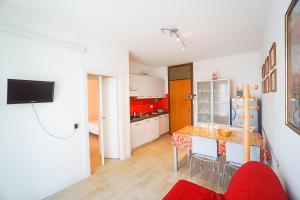 A kitchen or kitchenette at Residence Giuliana Még 17 kép