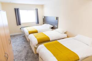 Кровать или кровати в номере Halfway Hotel