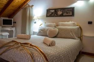 1 dormitorio con 1 cama con 2 almohadas en Villa le Rondini, en Castronno