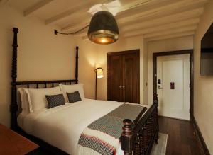 Giường trong phòng chung tại The Ludlow Hotel