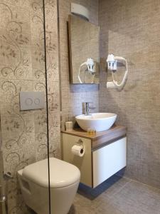 Un baño con un inodoro blanco y un lavabo. en Limon Pansiyon, en Kas 59 fotos más