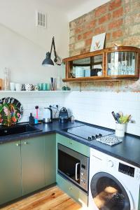 a kitchen with a washer and a washing machine at Kafka in Sandomierz