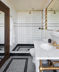 The Ludlow Hotel tesisinde bir banyo