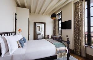 Giường trong phòng chung tại The Ludlow Hotel