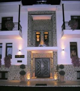 صورة لـ Villa Del Lago Boutique Hotel في كاستوريا