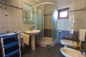 Ένα μπάνιο στο Apartman Vjekoslav +47 φωτογραφίες