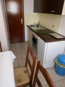 Kuchyň nebo kuchyňský kout v ubytování Apartments Batovanja