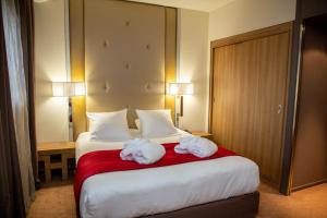 Кровать или кровати в номере Hôtel Mermoz