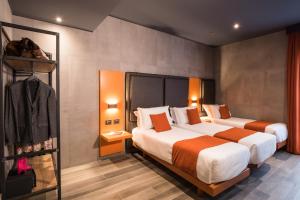 Łóżko lub łóżka w pokoju w obiekcie J24 Hotel Milano