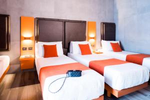 Łóżko lub łóżka w pokoju w obiekcie J24 Hotel Milano