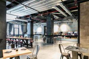 restauracja ze stołami i krzesłami w pokoju w obiekcie J24 Hotel Milano w Mediolanie