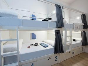 马德里room00 Gran Vía Hostel的有三张双层床的房间