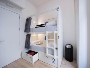 room00 Gran Vía Hostel客房内的一张或多张床位
