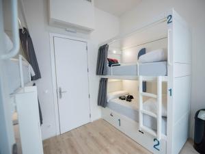 room00 Gran Vía Hostel客房内的一张或多张床位
