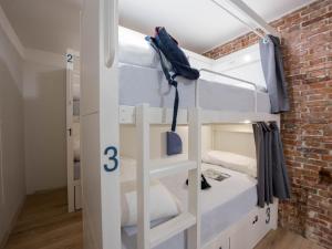 room00 Gran Vía Hostel客房内的一张或多张床位