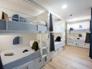 room00 Gran Vía Hostel客房内的一张或多张床位