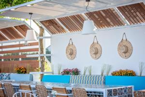 un patio con mesa, sillas y luces en Mythic Summer Hotel, en Paralia Katerinis