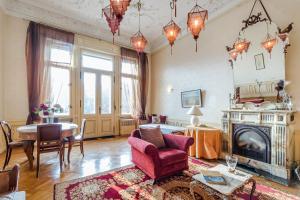 ブダペストにあるStyle, Fire-place and Balconyのリビングルーム(暖炉、赤い椅子付)