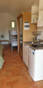 Kuchyňa alebo kuchynka v ubytovaní Resort Beach Nová Živohošť