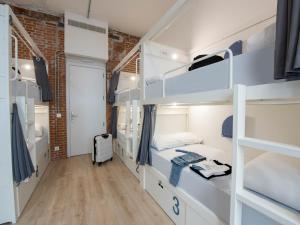 room00 Gran Vía Hostel客房内的一张或多张床位