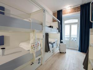 room00 Gran Vía Hostel客房内的一张或多张床位