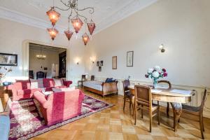 ブダペストにあるStyle, Fire-place and Balconyのリビングルーム(ピンクの家具、テーブル付)