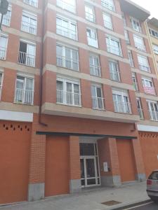 a large brick building with windows on a street at Apartamento en Bilbao con Parking Gratis in Bilbao