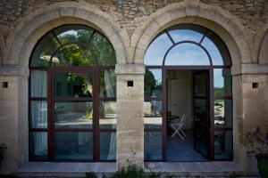 una vista exterior de una casa con puertas de cristal en Gites la Filature, en Laudun