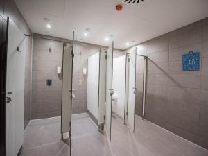 room00 Gran Vía Hostel的一间浴室