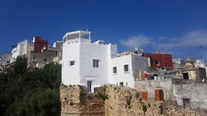 ein weißes Gebäude an der Seite eines Berges in der Unterkunft Maison Médina, terrasse panoramique in Tangier