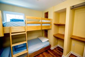 a bunk bed room with two bunk beds at Blue Palms Resort in Wildwood