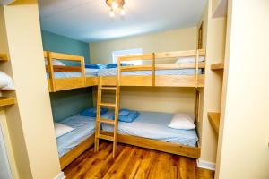 Zimmer mit Etagenbett und 3 Etagenbetten in der Unterkunft Blue Palms Resort in Wildwood
