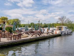 Imagen de la galería de Kingfisher Lodge - 4 Bed Villa, en Horning