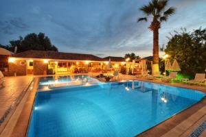 Bazén v ubytování Olympos Hotel - Adults Only nebo v jeho okolí