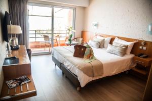 een hotelkamer met een bed en een balkon bij Alivi in Bastia
