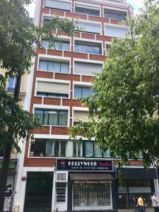 un grand bâtiment avec un panneau devant lui dans l'établissement Standing-Montparnasse, à Paris