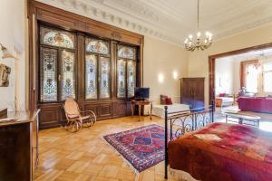 Habitación grande con cama, mesa y sillas. en Style, Fire-place and Balcony, en Budapest
