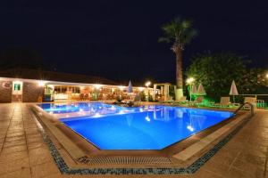 Bazén v ubytování Olympos Hotel - Adults Only nebo v jeho okolí