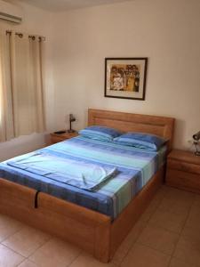 Schlafzimmer mit einem Bett mit blauer Decke in der Unterkunft הבית של דרורי in Neve Zohar