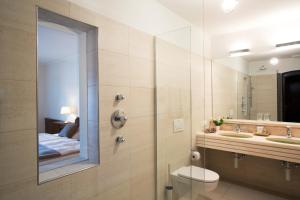 Koupelna v ubytování Hotel Linde + 37 fotografií