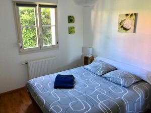 a bedroom with a blue bed with a blue bag on it at Le Grasberg in Bergheim