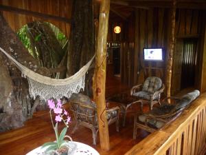 TV a/nebo společenská místnost v ubytování Topos Tree House