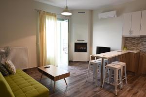 salon z kanapą i stołem oraz kuchnia w obiekcie "ΡΟΔΙ" ΔΙΑΜΕΡΙΣΜΑ / "RODI" Apartment w Nauplionie