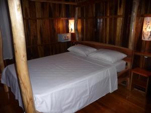 En eller flere senge i et værelse på Topos Tree House