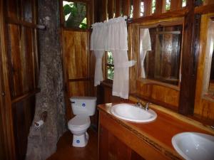 Phòng tắm tại Topos Tree House