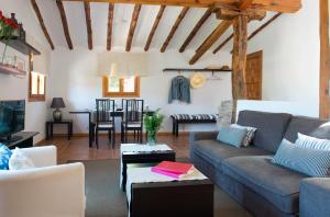 una sala de estar con un sofá y una mesa en La Casa de Enmedio, en San Vicente del Valle