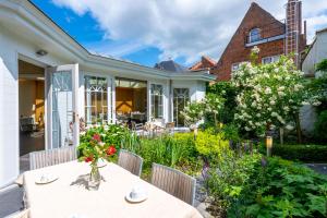 een eettafel in de tuin van een huis bij The Black Swan Hotel in Brugge
