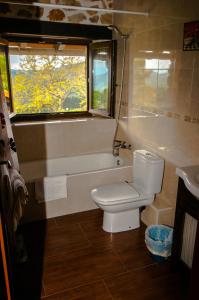 Un baño de Apartamentos Rurales Larrago