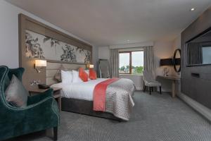 Rúm í herbergi á McWilliam Park Hotel